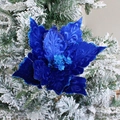 Dunkelblaue Weihnachtsstern-Dekoblume aus Samt mit Glitzer auf verschneitem Weihnachtsbaum - Blau