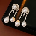 Macro di orecchini di perle a goccia in argento con diamanti su espositore in pelle - Argento & Bianco (Silver Earring Post)