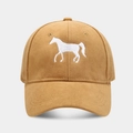 Detalle del bordado de caballo blanco en gorra de béisbol de ante marrón de calidad - Ajustable / Camel