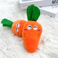 Peluche a forma di carota per cani con squittio e simpatici volti ricamati - M / Giocattolo di peluche carota