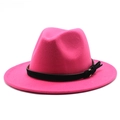 Dettaglio del cappello fedora in lana rosa acceso con fascia in pelle nera e fibbia oro - M (56-58cm) / Rosa Rosso
