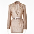 Dettaglio del set blazer dorato con paillettes e minigonna su un manichino professionale - S / Oro