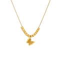 Dettaglio collana dorata con pendente a farfalla e piccole perline quadrate su fondo bianco - Collana Oro