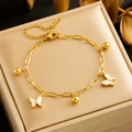 Gouden roestvrijstalen armband met witte schelpvlinders en ronde kralen op een doosje - Goud Vlinder Kraal Stijl (B1353)
