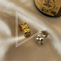 Elegante gold- und silberne Ringe mit Flechtstruktur auf weichem beigem Seidenstoff - Geflochtener Gitterstil (TJZ005)