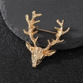 Details der goldenen Rentier-Brosche mit gehämmerter Metallstruktur und Sicherheitsnadel - Gehämmerter Hirschkopf / Gold