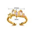 Dettaglio macro di anello dorato con zirconi colorati e misura della larghezza 17mm - Anello aperto con strass multicolore (G10115718)