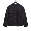 Vue détaillée de la veste matelassée noire avec col rond et fermeture à boutons - XS / Noir