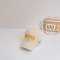 Detailansicht beige Kinder-Baseballkappe mit gelber Boston 1630 Bestickung aus Baumwolle - Empfohlen 2-7 Jahre (48-53cm) / Gebrochenes Weiß