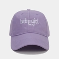 Nahaufnahme der weißen Babygirl-Stickerei auf violetter Baumwoll-Baseballkappe - Verstellbar / Hellviolett