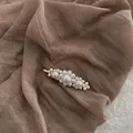 Macro detail van handgemaakte Barokke parel haarclip met vintage gouden metalen basis - Grote bloem