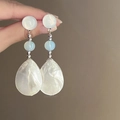 Dettaglio degli orecchini con perline e ciondoli in madreperla a forma di pera - Perno in argento-Bianco