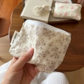 Detail der kleinen Baumwolltasche mit Blumenmuster, Reißverschluss und Stoffetikett - Beige Basis Khaki Floral