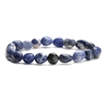 Détail d'un bracelet en pierres roulées de sodalite naturelle et perles de quartz - Vieille Pierre à Veines Bleues