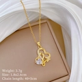 Dettaglio della collana a cuore in titanio dorato con cristalli su seta - Stile Doppia Cuore e Farfalla (E551) / Oro