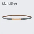 Minimalistischer hellblauer Ledergürtel für Damen mit glänzender goldener Rechteckschnalle - 105cm / Hellblau