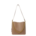 Schicke braune Leder-Schultertasche mit goldener Kette und verstellbarem Trageriemen - Dunkelbraun