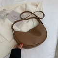 Elegante borsa a tracolla a mezzaluna in pelle marrone con cinturino e zip dorata - Cachi