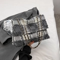 Borsa a tracolla chic grigia a quadri con catena dorata e bordi a frange - Quadri