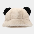 Detailansicht des Panda-Fischerhuts aus weichem Plüsch mit flauschigen schwarzen Ohren - Einheitsgröße / Beige