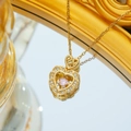 Elegante collana in acciaio al titanio dorato con pietra rosa a cuore e piccoli cristalli - Collana Cuore Scintillante / Oro