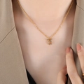 Vergulde Stier sterrenbeeld ketting met strass steentjes gedragen door een model - Stier - Goud / 40+5cm