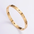 Detalle del patrón de estrella hueca y el cierre en el brazalete de acero dorado - Dorado