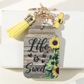 Dettaglio macro portachiavi in legno Life is Sweet con ape e nappa gialla decorativa - Stile Life Is Sweet (4)