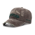 Détail d'une casquette baseball marron délavé avec broderie 3D et bords usés vintage - Taille unique (réglable 56-60 cm) / café