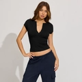 Maglietta nera slim fit con scollo a V e bottoni con pantaloni cargo blu scuro - S / Nero