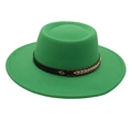 Détail d'un chapeau en feutre vert avec ruban en cuir noir et boucle métallique - Vert Herbe