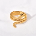 Dettaglio dell'anello a serpente dorato con gemme nere e trame di squame intricate - US 7 / Oro