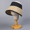 Détail d'une visière en paille tissée avec bordure en tissu noir sur mannequin - M (56-58cm) / Kaki