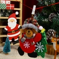Detalle de oso de peluche navideño con mini pino y clip de madera festivo - Oso