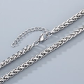 Primer plano de collar trenzado plateado con cierre de langosta y cadena de extensión - Collar / 45cm / 5mm / Color Acero