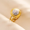Detail eines verstellbaren Goldrings mit weißer Marmorstein-Einlage auf beigem Stoff - Gold Weiß (J566-G-W)