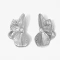 Boucles d'oreilles fleurs en acier 316 poli avec détails de pétales texturés - Argent (PD3315)