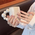 Faux ongles œil-de-chat roses à cœurs et paillettes style French portés par un mannequin - XS / Extra Court Trapèze (2166)