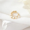 Eleganter goldener U-Ohrclip mit weißen Perlen auf minimalistischem weißem Stoff - 14K Gold Künstliche Perle Eingelegt (H-12035)
