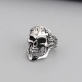 Gothic-Punk-Silber-Totenkopfring mit Dornentextur und schwarz oxidierten Details - US 8 / Dornenkette Umwickelter Totenkopf Modell (KR49245-K)