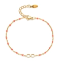 Dettaglio del bracciale a catena dorata con simbolo infinito e perline di smalto arancione - Arancione