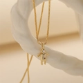 Incantevole collana con ciondolo robot dorato e zirconi cubici su catena veneziana - Aprile Bianco (Colore Diamante/Cristallo)