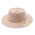 Détail d'un chapeau de paille rose avec chaîne dorée, perles blanches et pompons - M (56-58cm) / Rose
