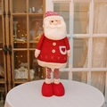Babbo Natale di peluche in piedi con maglione rosso lavorato a maglia e stivali - Babbo Natale con Cuore