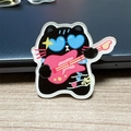 Spilla in acrilico gatto nero con occhiali a cuore e chitarra elettrica rosa decoro - Gatto Nero Chitarra