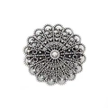 Gros plan d'un clip à gilet vintage argenté avec motif floral évidé complexe - Style 35 (Fleur creuse ronde en argent)