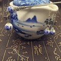Set forcina e orecchini in porcellana bianca e blu con nappe e farfalle in metallo - F4+E4 Set Farfalla Blu e Bianca (Fiore Grande)