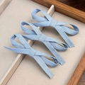 Tres pinzas para el cabello con lazo de tela azul en bandeja de joyas beige - 1 pieza Azul Claro