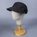 Detailaufnahme der schwarzen Stroh-Sonnenkappe mit eleganter Satinbandschleife - Schwarz