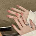 Primer plano de uñas postizas rosadas ojo de gato con delicados diseños florales - Extra Pequeño (XS) / 2300-Mediano Ovalado